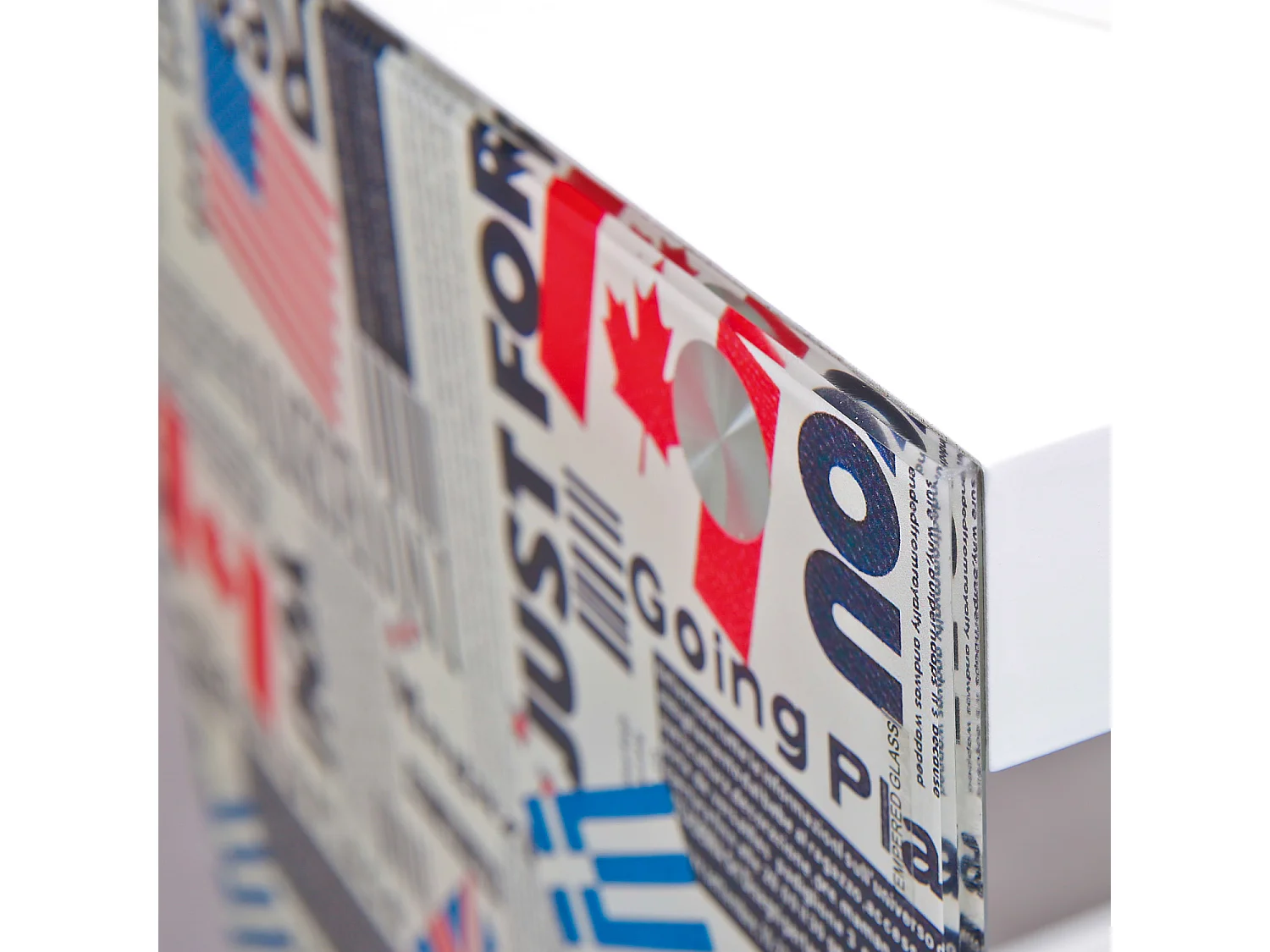 Flarry Couchtisch mit Glasseiten weiss und gefärbt.