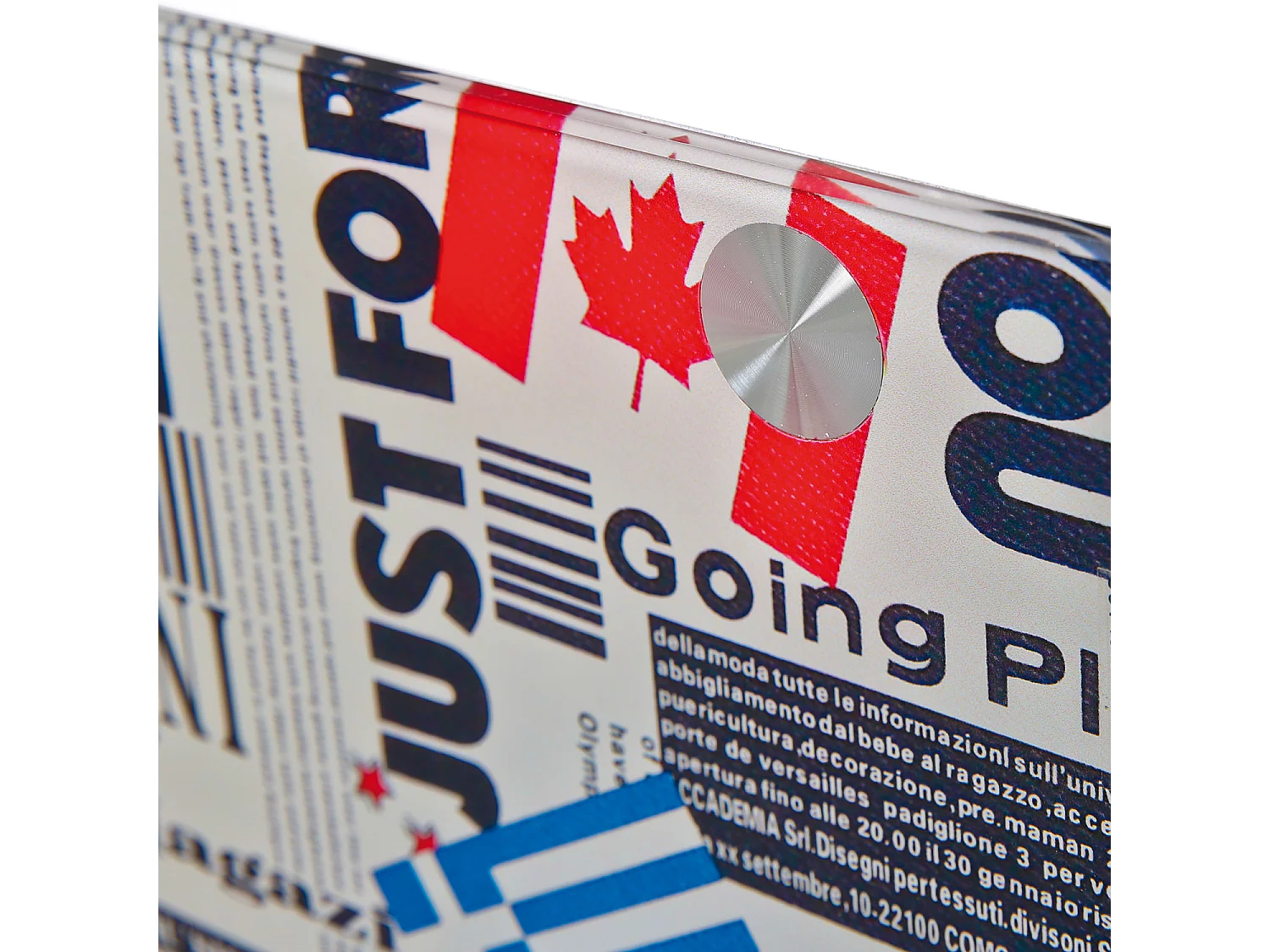 Flarry Couchtisch mit Glasseiten weiss und gefärbt.