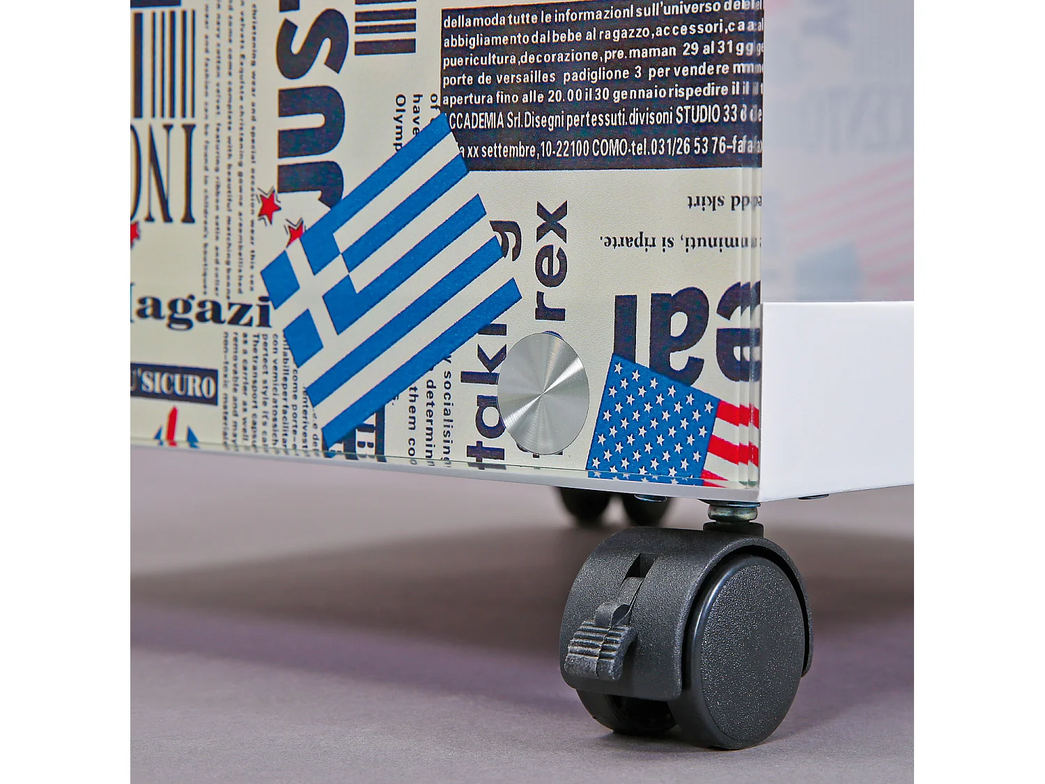 Flarry salontafel met witte en gekleurde glazen wanden.