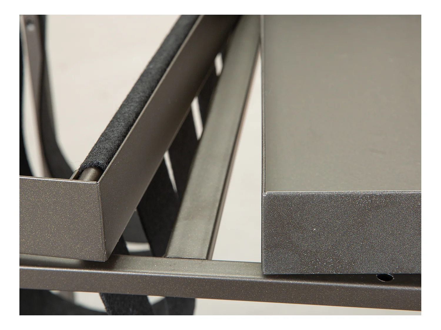 Linda mesa de centro con porta hojas en color gris y negro.