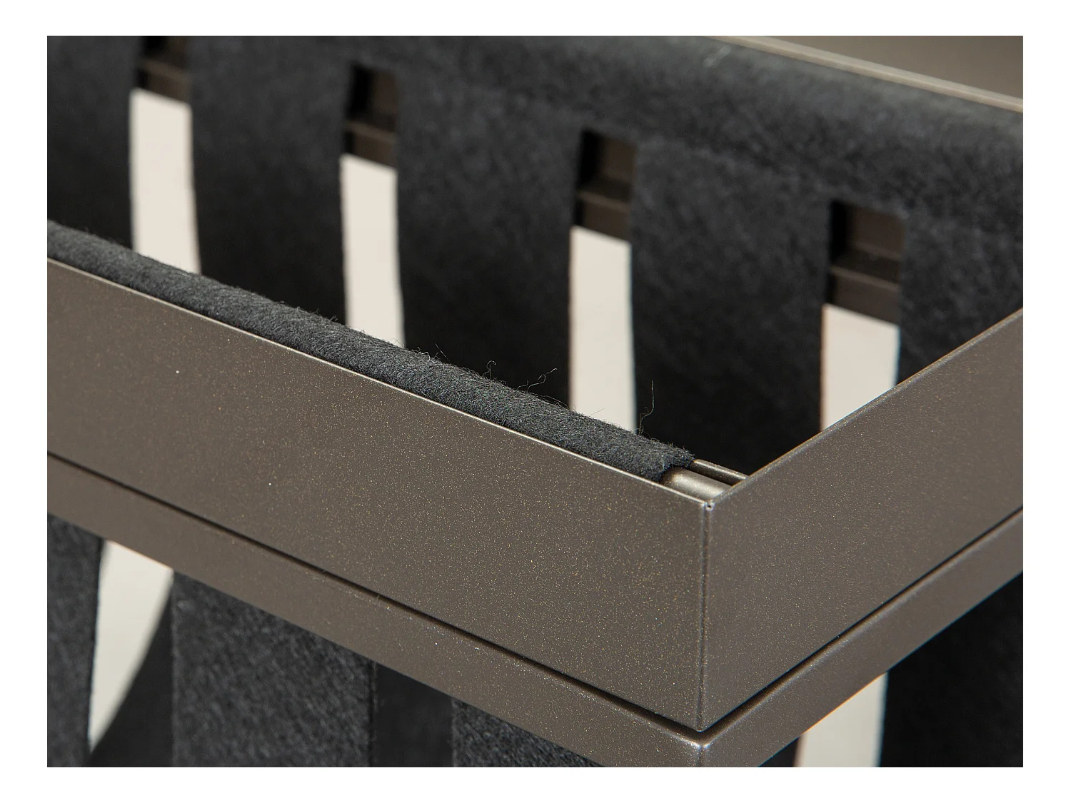 Linda mesa de centro con porta hojas en color gris y negro.