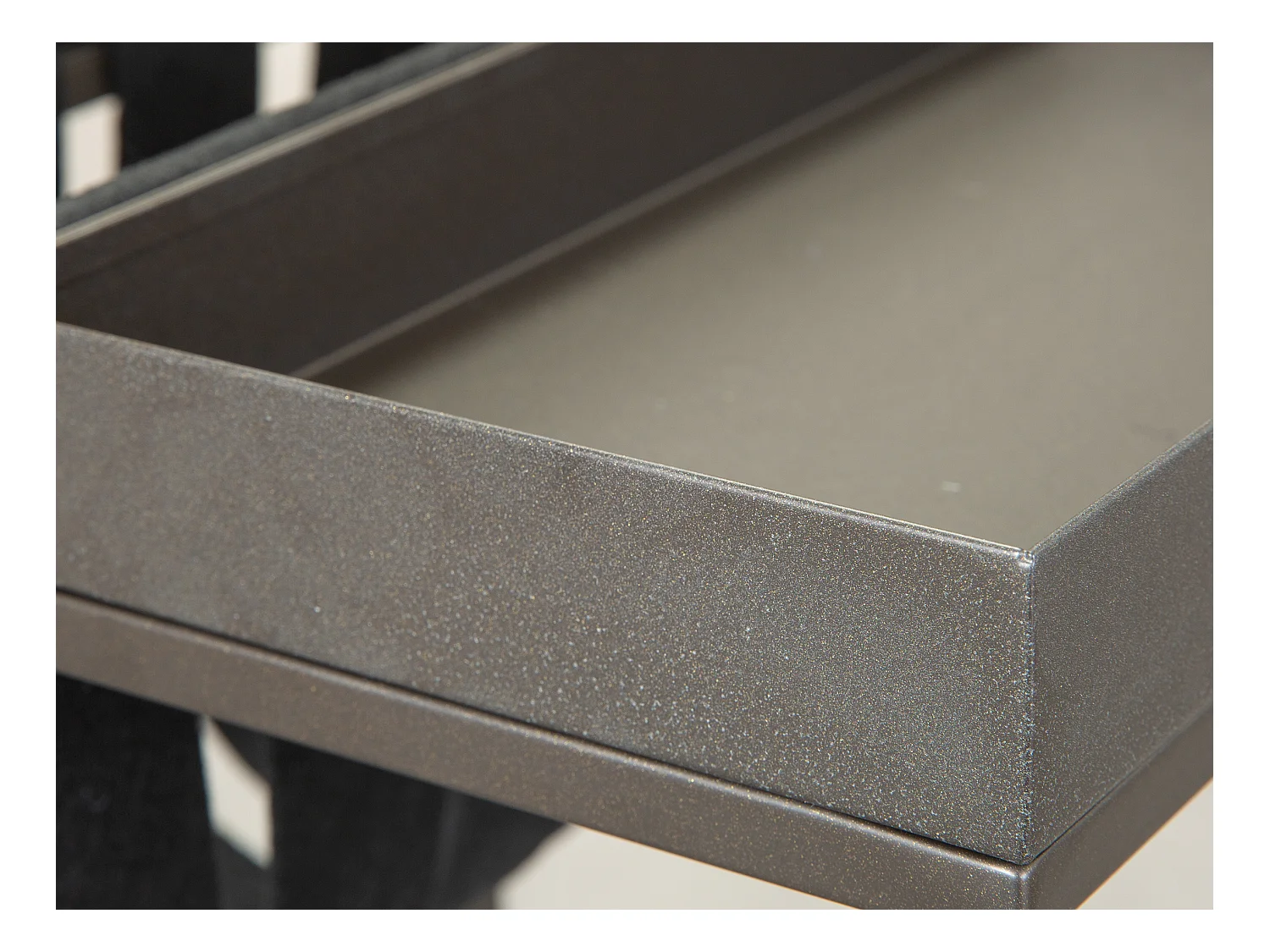 Linda mesa de centro con porta hojas en color gris y negro.