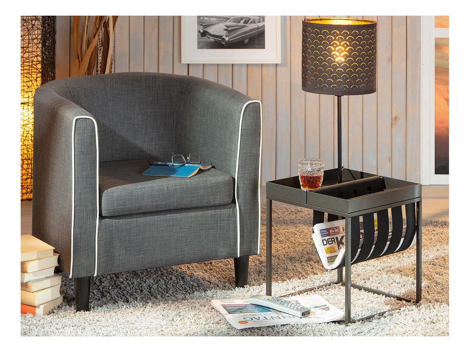 Linda mesa de centro con porta hojas en color gris y negro.