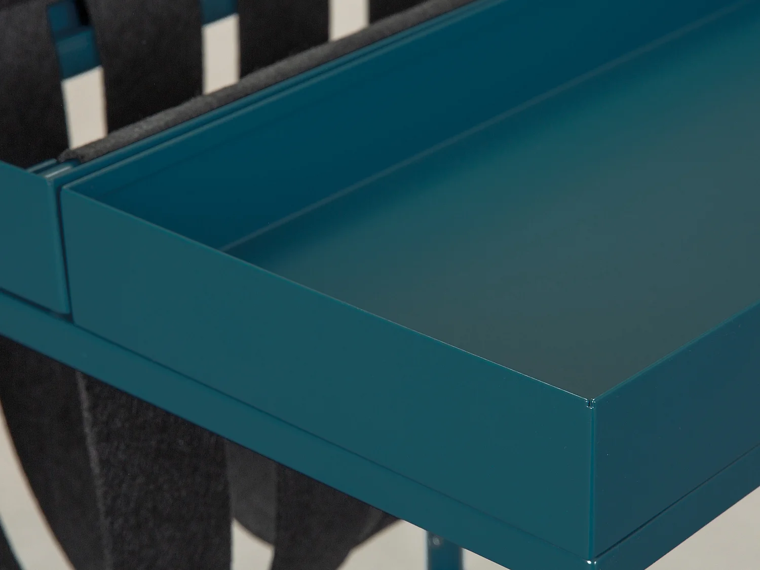 Cute Table basse avec porte-revues, noir et pétrole.