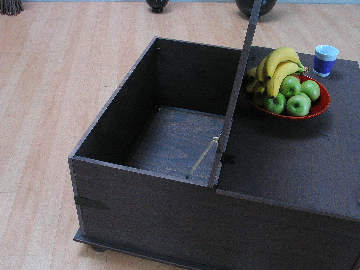 Tavolino da caffè New Mexico con 5 cassetti 91x91 coloniale, mordente/cera.