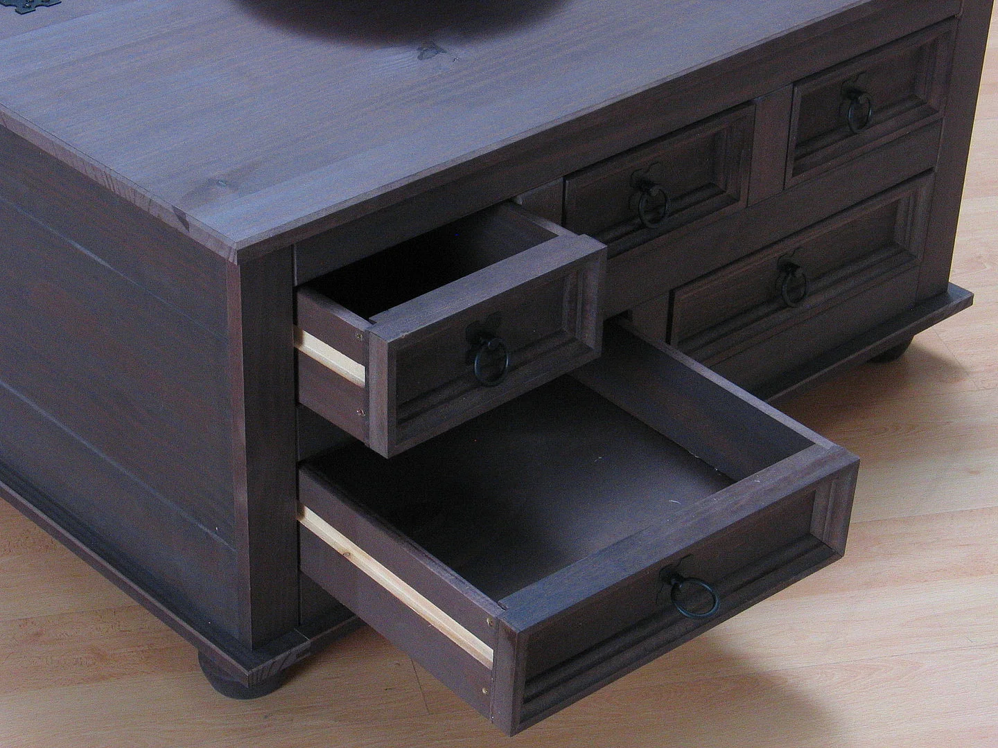 Tavolino da caffè New Mexico con 5 cassetti 91x91 coloniale, mordente/cera.