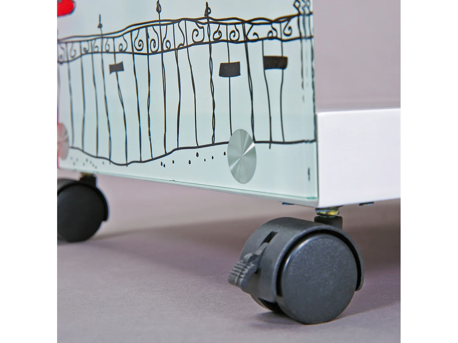 Lance salontafel met witte en gekleurde glazen wanden.