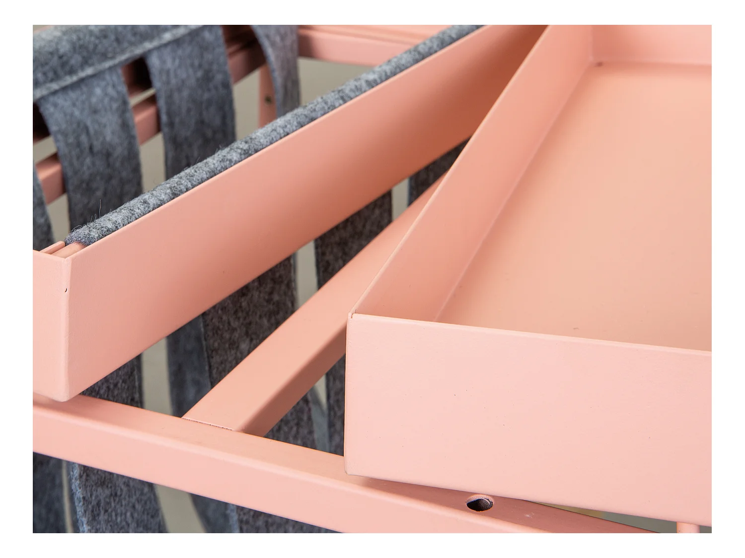 Cute salontafel met tijdschriftenhouder grijs en roze.