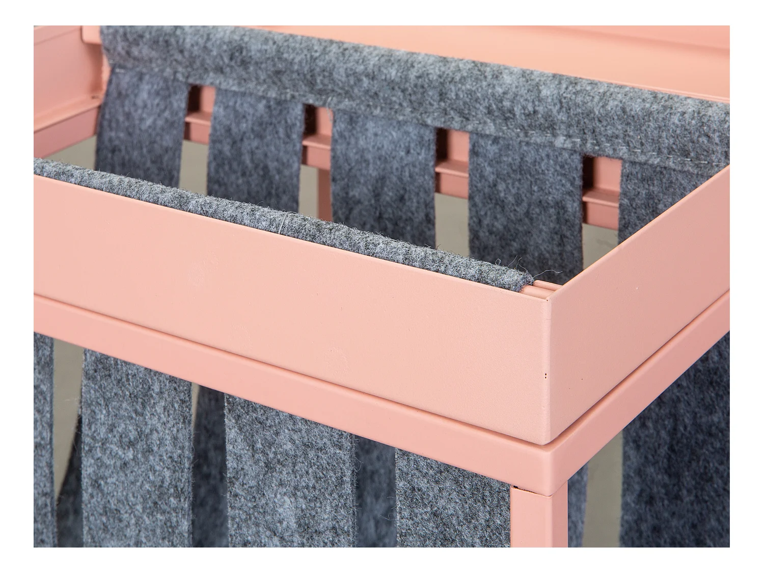 Cute salontafel met tijdschriftenhouder grijs en roze.