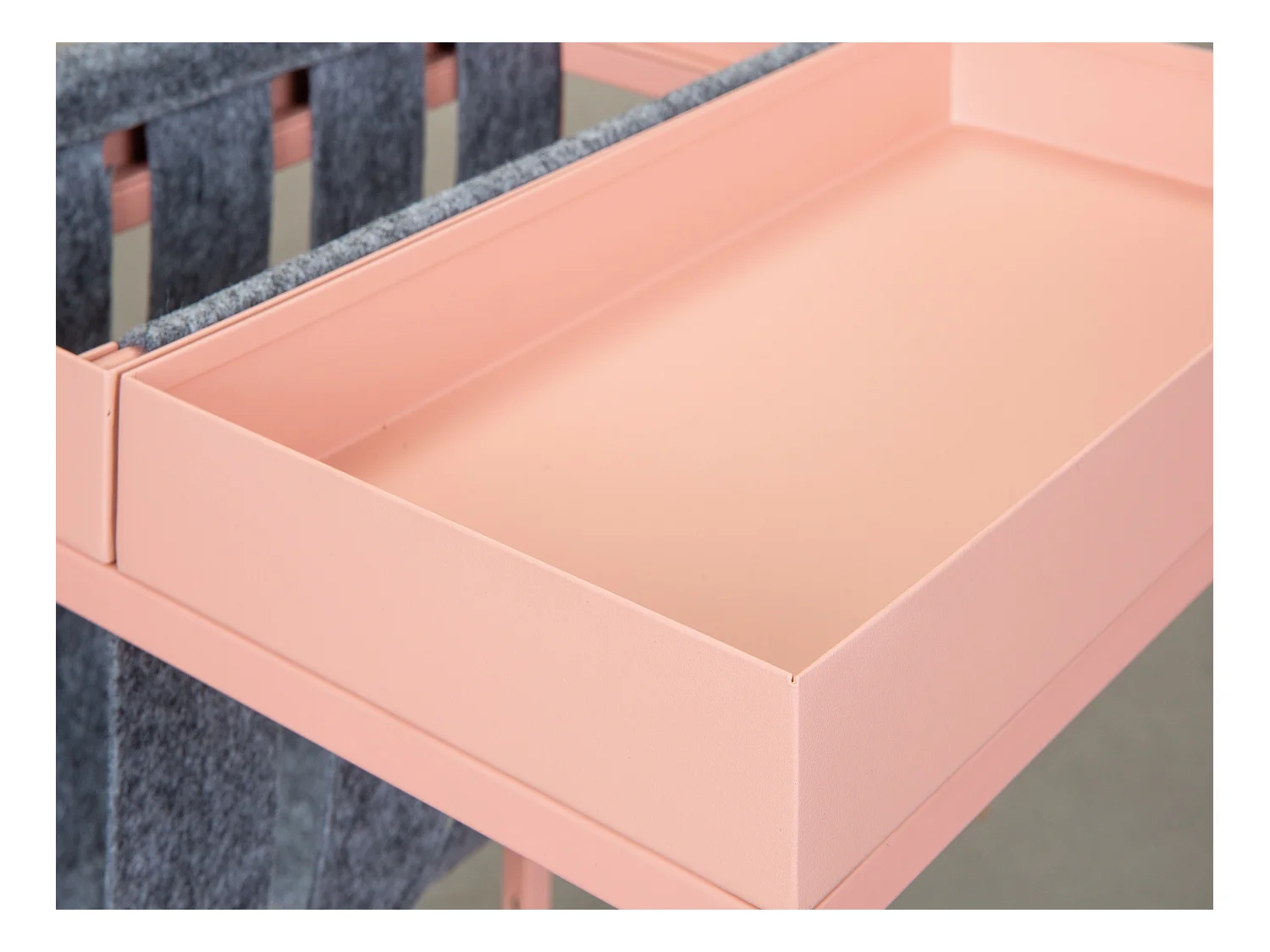 Cute salontafel met tijdschriftenhouder grijs en roze.