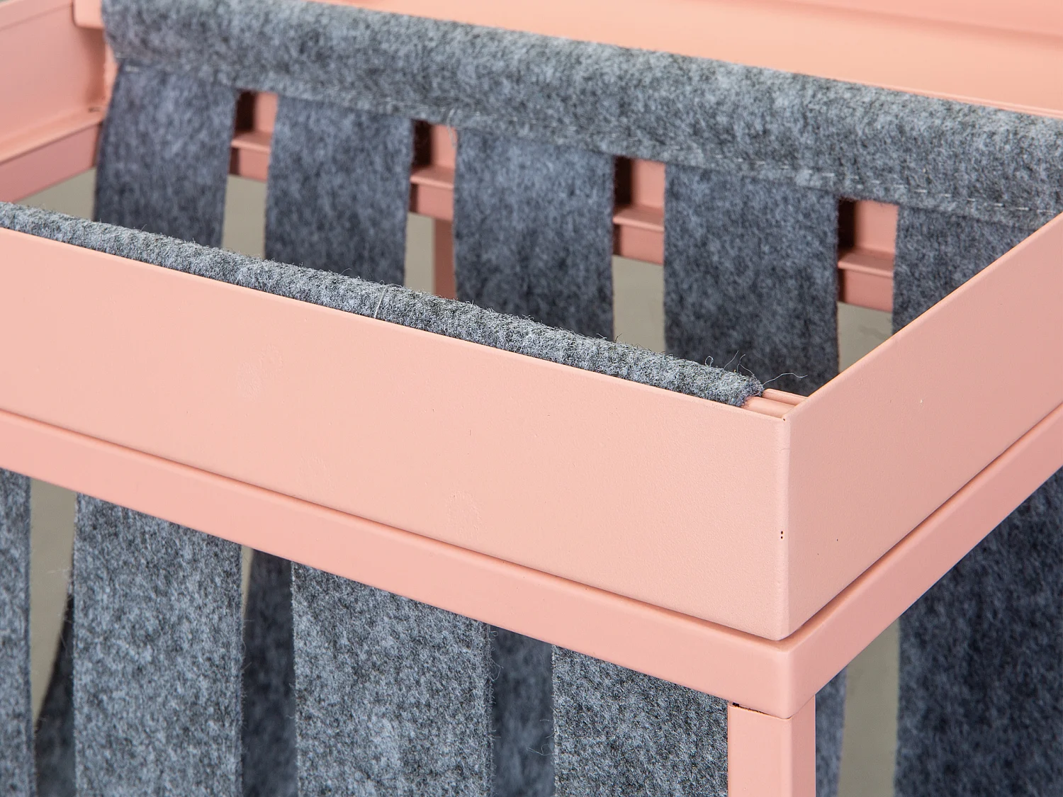 Bonita mesa de centro con porta hojas en color gris y rosa.