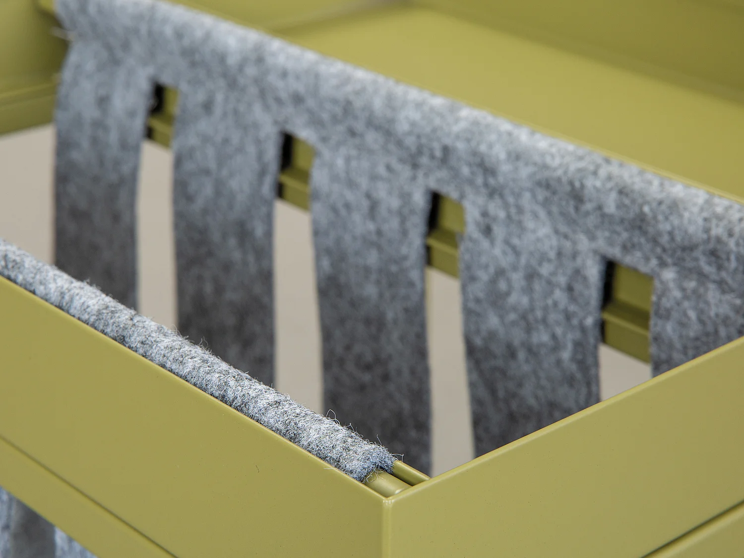 Bonita mesa de centro con porta hojas en color oliva y gris.