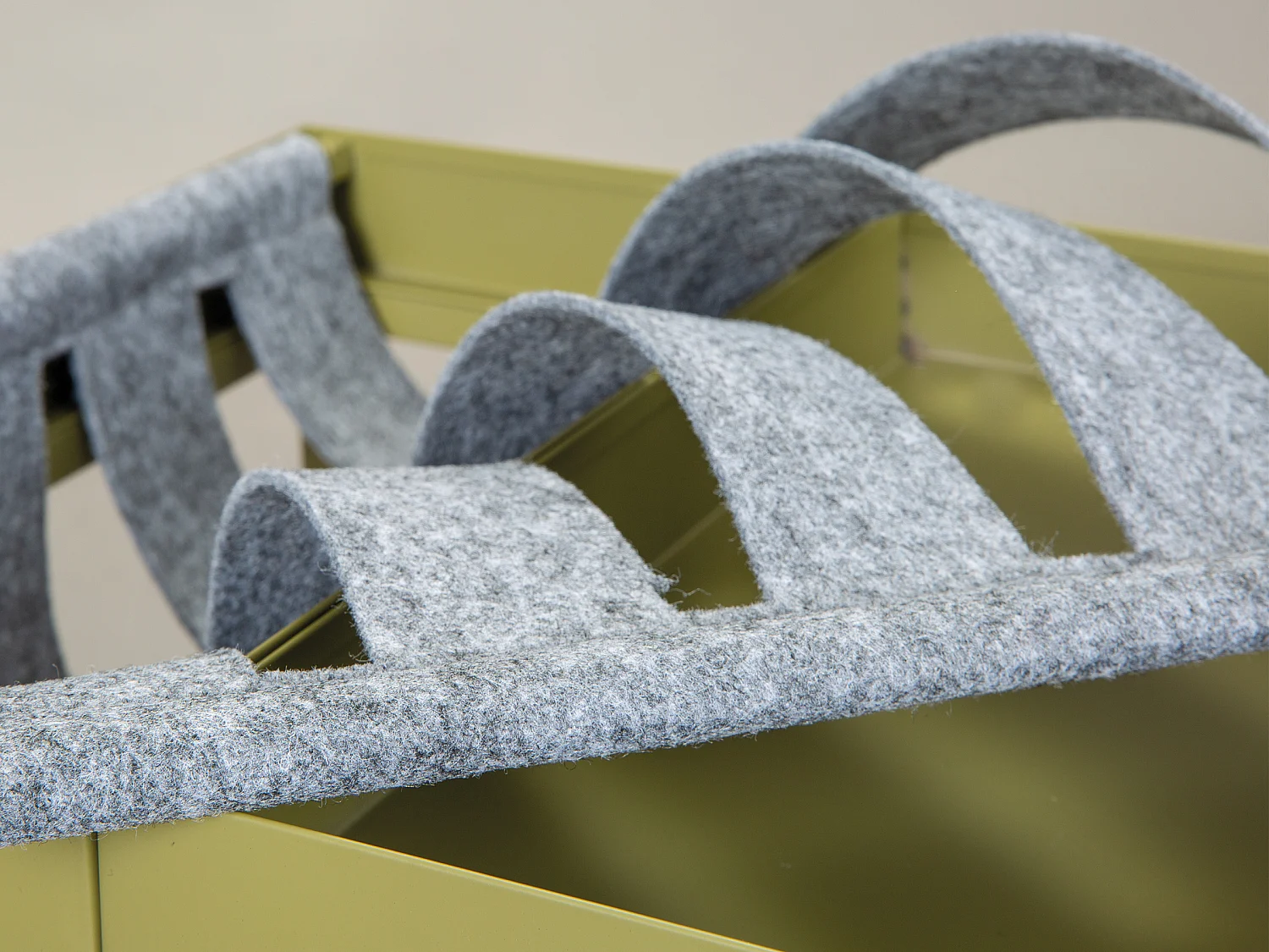 Cute salontafel met tijdschrijftenhouder olijfgroen en grijs.