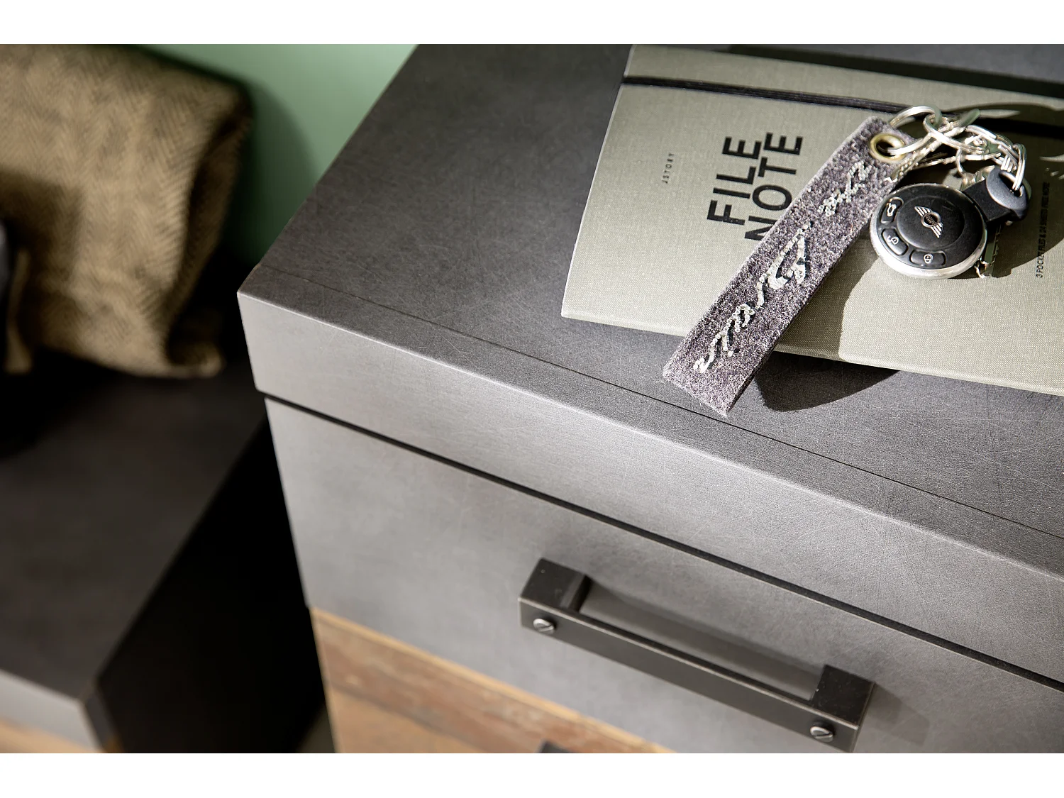 Irwin Armoire à chaussures 2 portes et 2 tiroirs, finition Matera gris, style vieux bois.