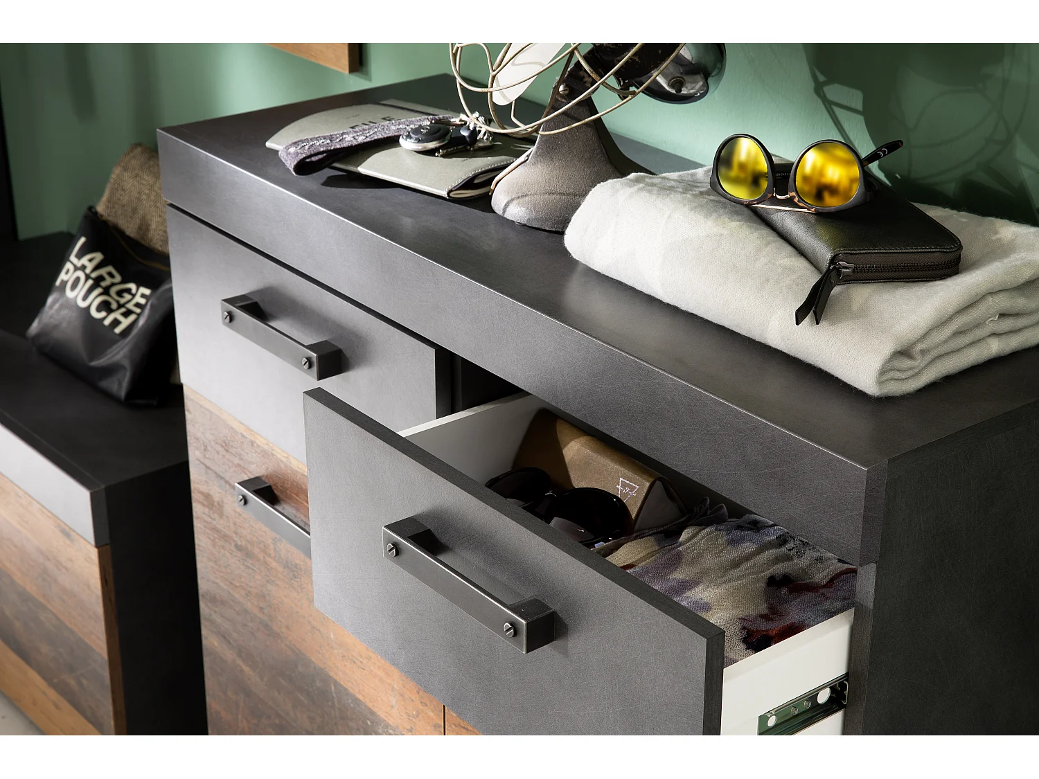 Irwin Armoire à chaussures 2 portes et 2 tiroirs, finition Matera gris, style vieux bois.