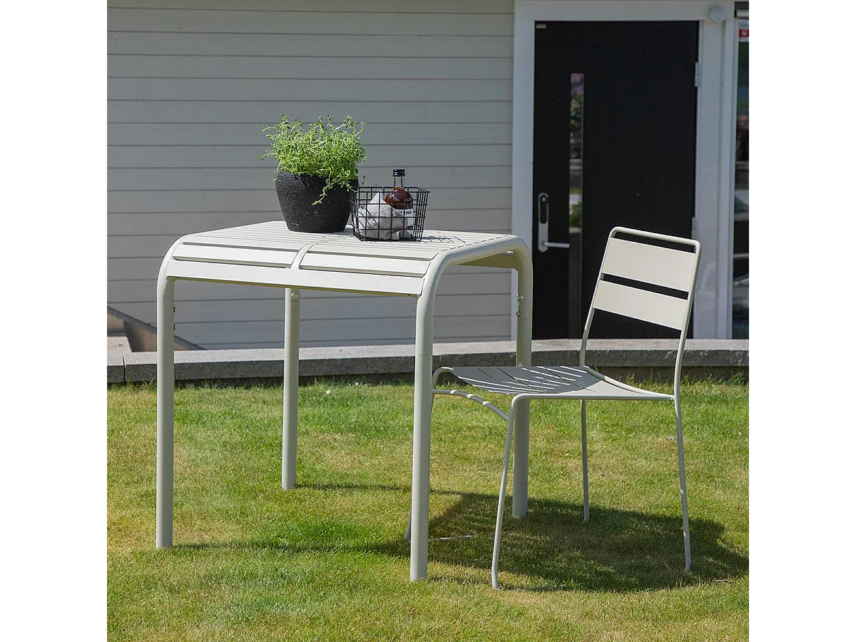 Borneo tuintafel beige.