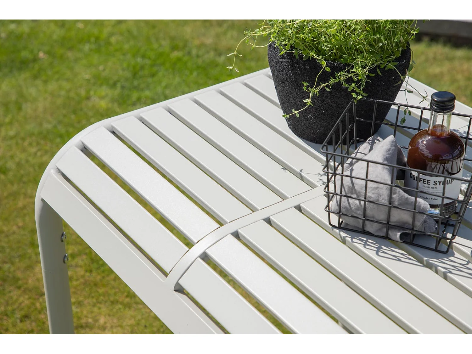 Borneo table de jardin beige.