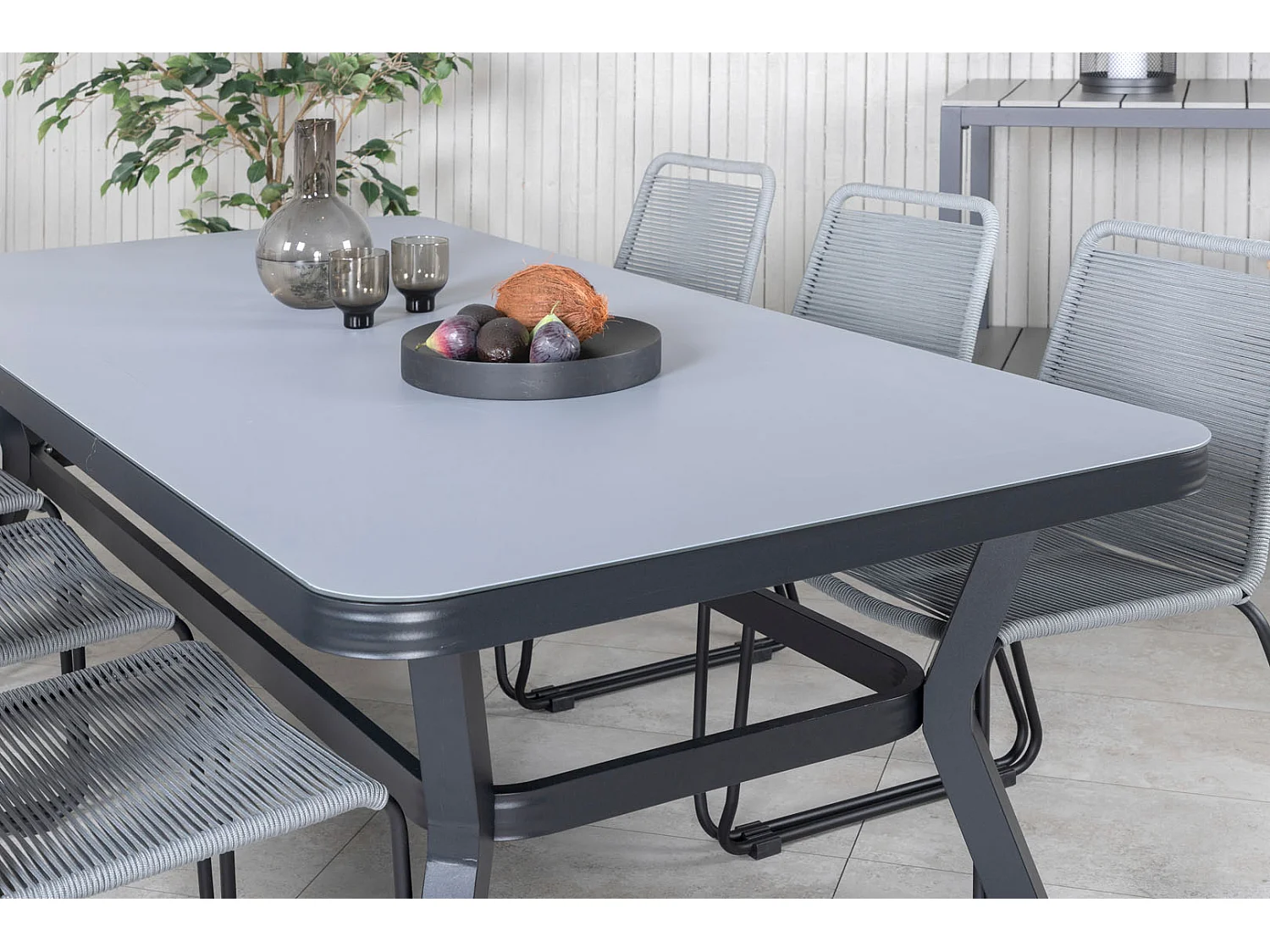 Massa eettafel tuin zwart.