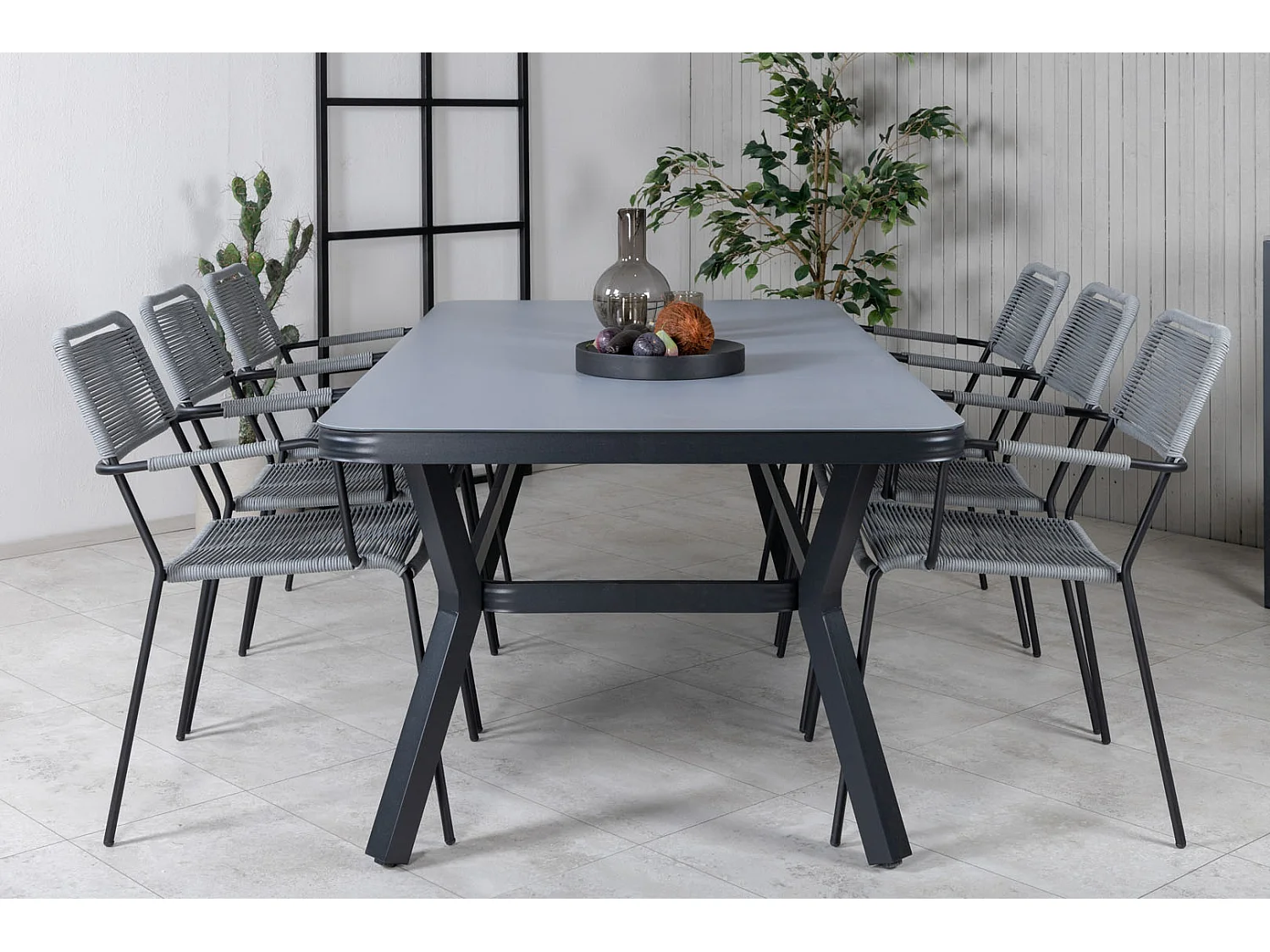 Massa eettafel tuin zwart.