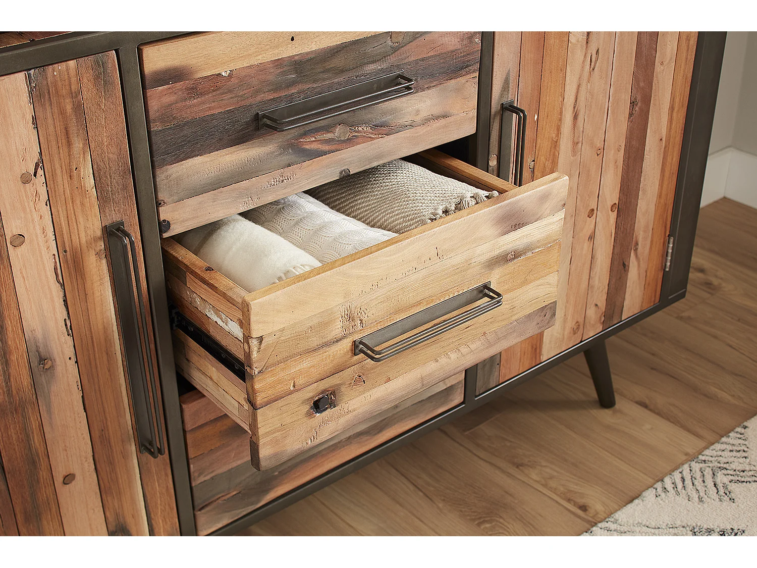 Nordic dressoir hoog met 2 deuren en 3 laden, naturel.