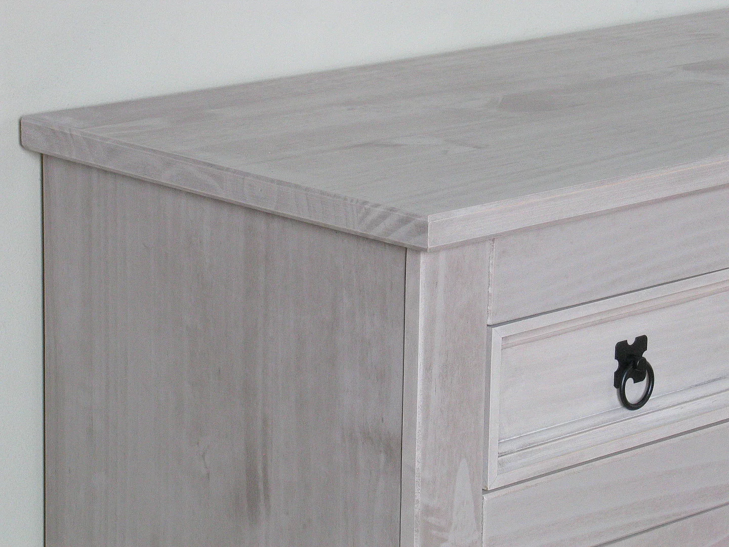 New Mexique Armoire, largeur 132 cm, hauteur 84 cm, avec 3 tiroirs et 3 portes, en gris.