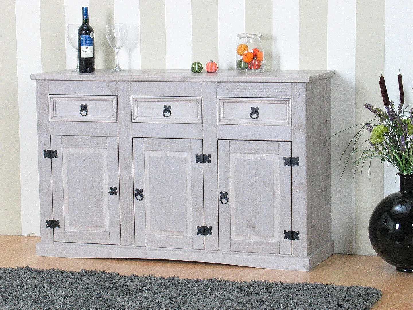 New Mexique Armoire, largeur 132 cm, hauteur 84 cm, avec 3 tiroirs et 3 portes, en gris.