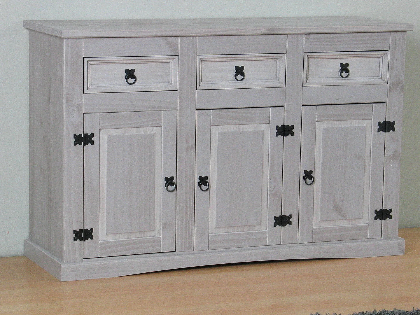 New Mexique Armoire, largeur 132 cm, hauteur 84 cm, avec 3 tiroirs et 3 portes, en gris.