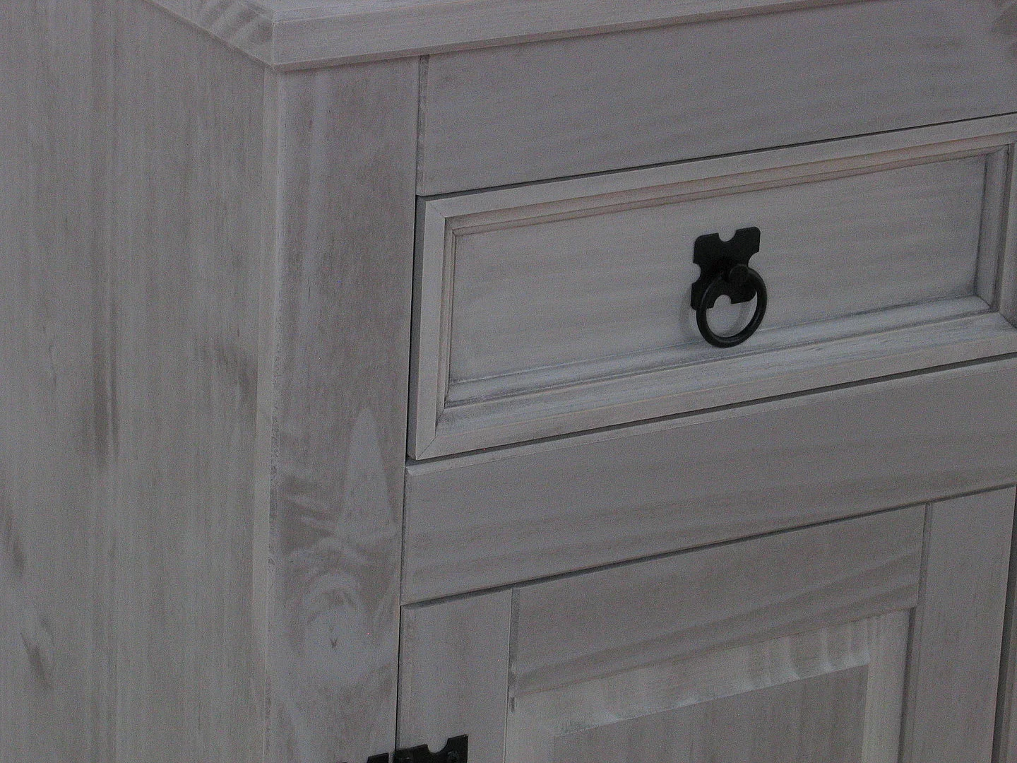 New Mexique Armoire, largeur 132 cm, hauteur 84 cm, avec 3 tiroirs et 3 portes, en gris.