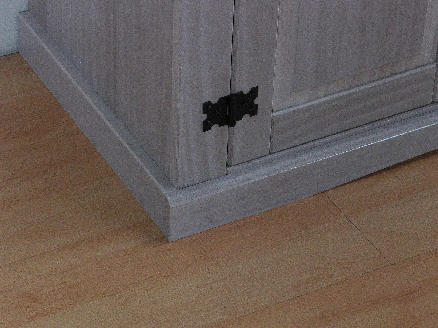 New Mexique Armoire, largeur 132 cm, hauteur 84 cm, avec 3 tiroirs et 3 portes, en gris.