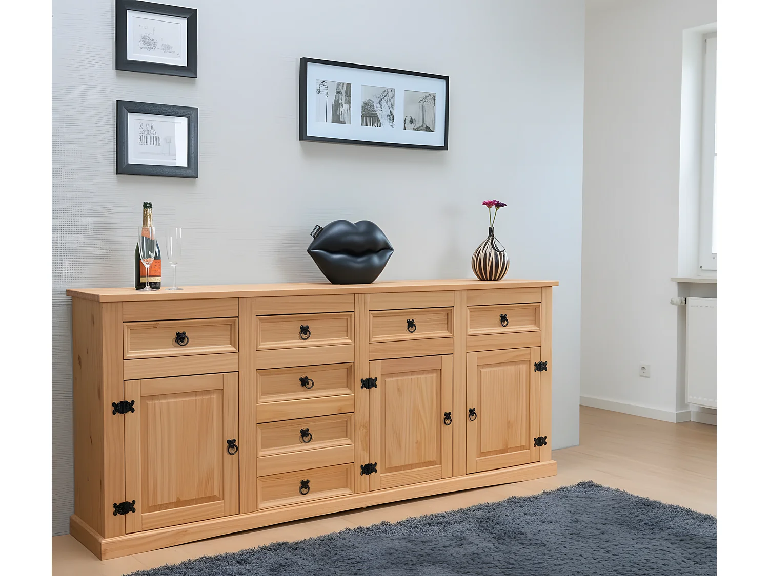 Dressoir New Mexico met 7 laden en 3 deurtjes.