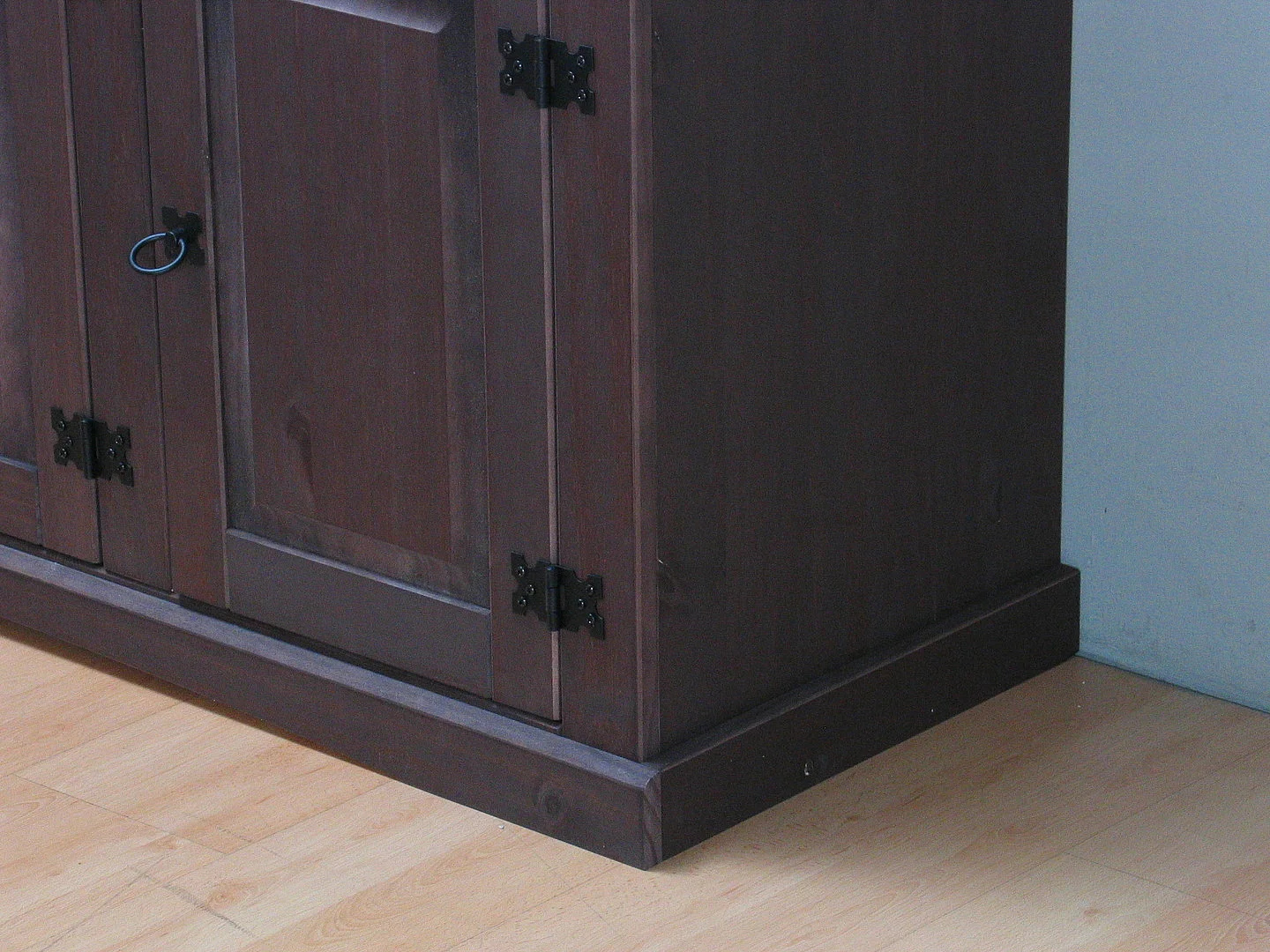 New Mexico Buffet, avec 3 tiroirs et 3 portes, largeur 132 cm, hauteur 84 cm, teinte/cire dans un style colonial.