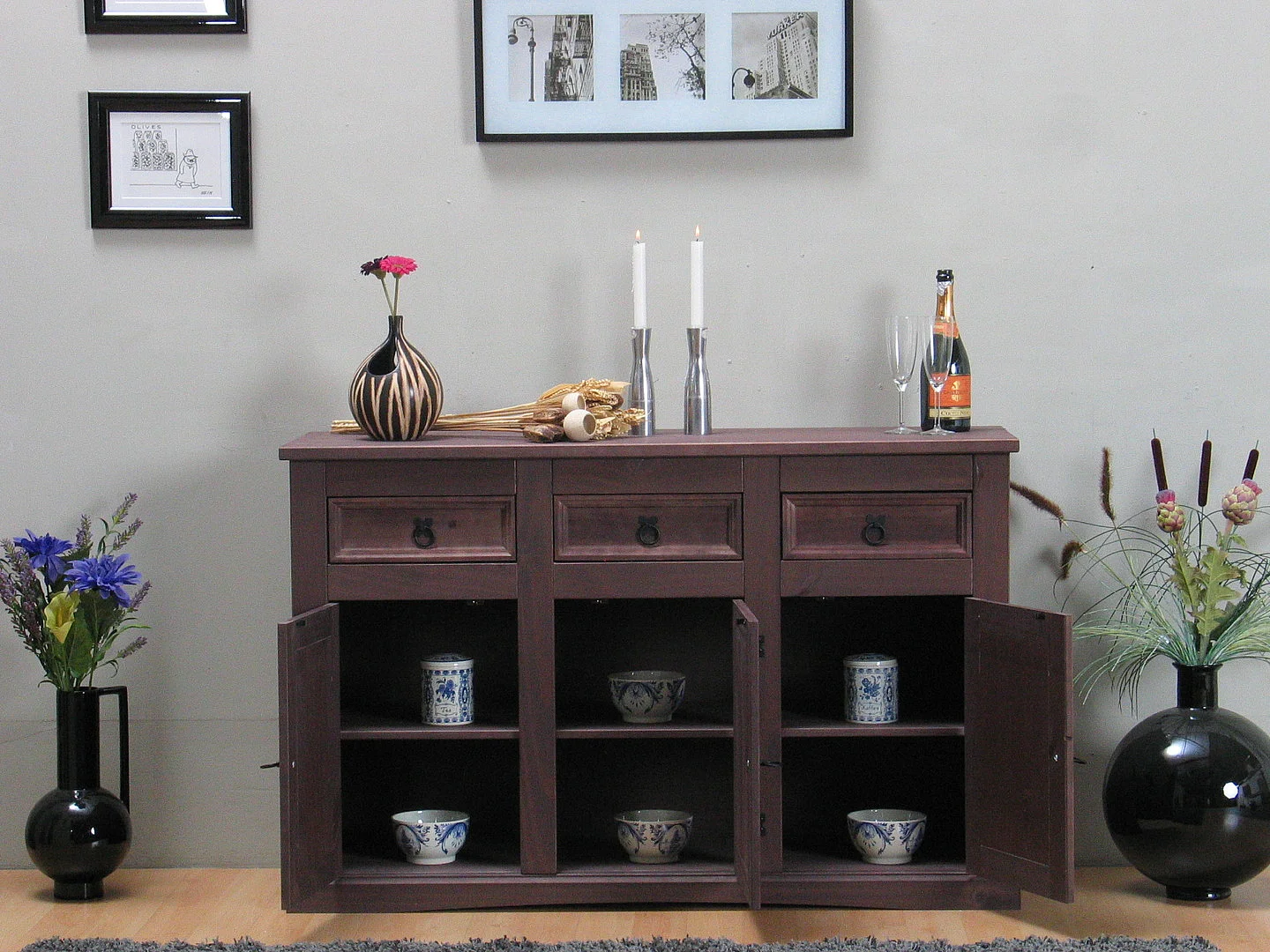 New Mexico Buffet, avec 3 tiroirs et 3 portes, largeur 132 cm, hauteur 84 cm, teinte/cire dans un style colonial.