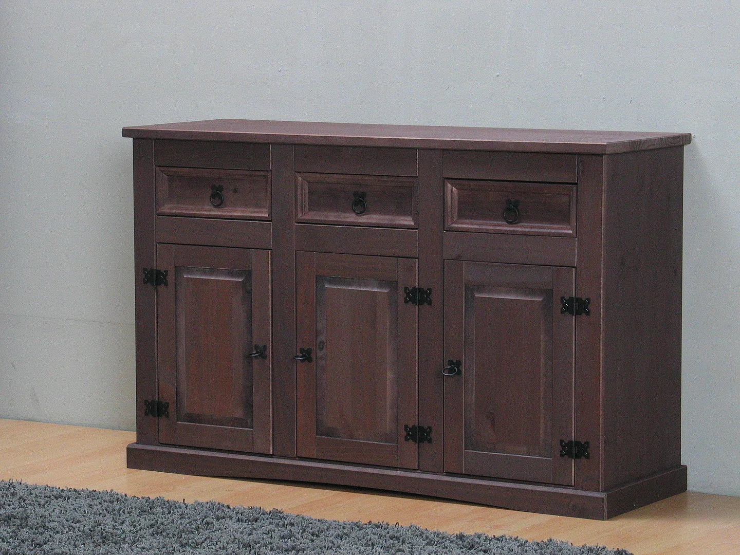 New Mexico Buffet, avec 3 tiroirs et 3 portes, largeur 132 cm, hauteur 84 cm, teinte/cire dans un style colonial.
