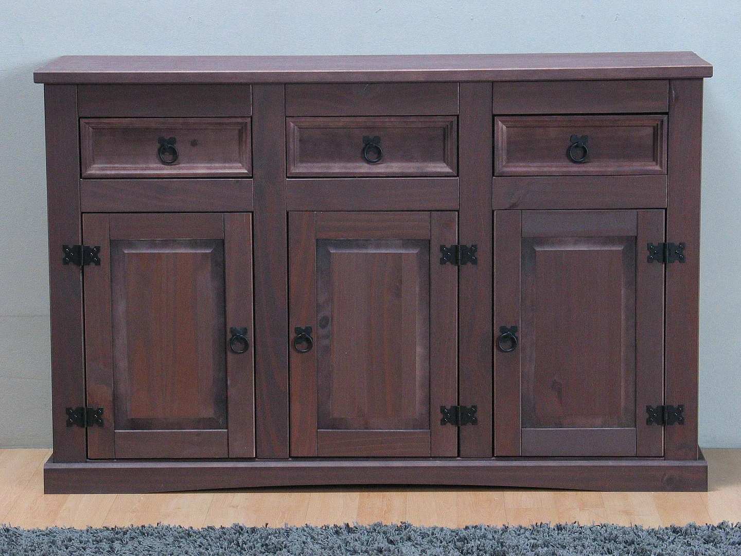 New Mexico Buffet, avec 3 tiroirs et 3 portes, largeur 132 cm, hauteur 84 cm, teinte/cire dans un style colonial.