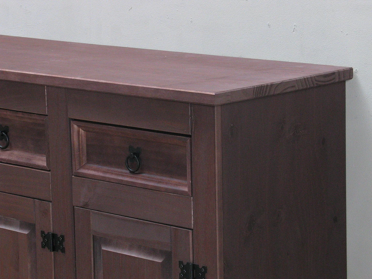 New Mexico Buffet, avec 3 tiroirs et 3 portes, largeur 132 cm, hauteur 84 cm, teinte/cire dans un style colonial.