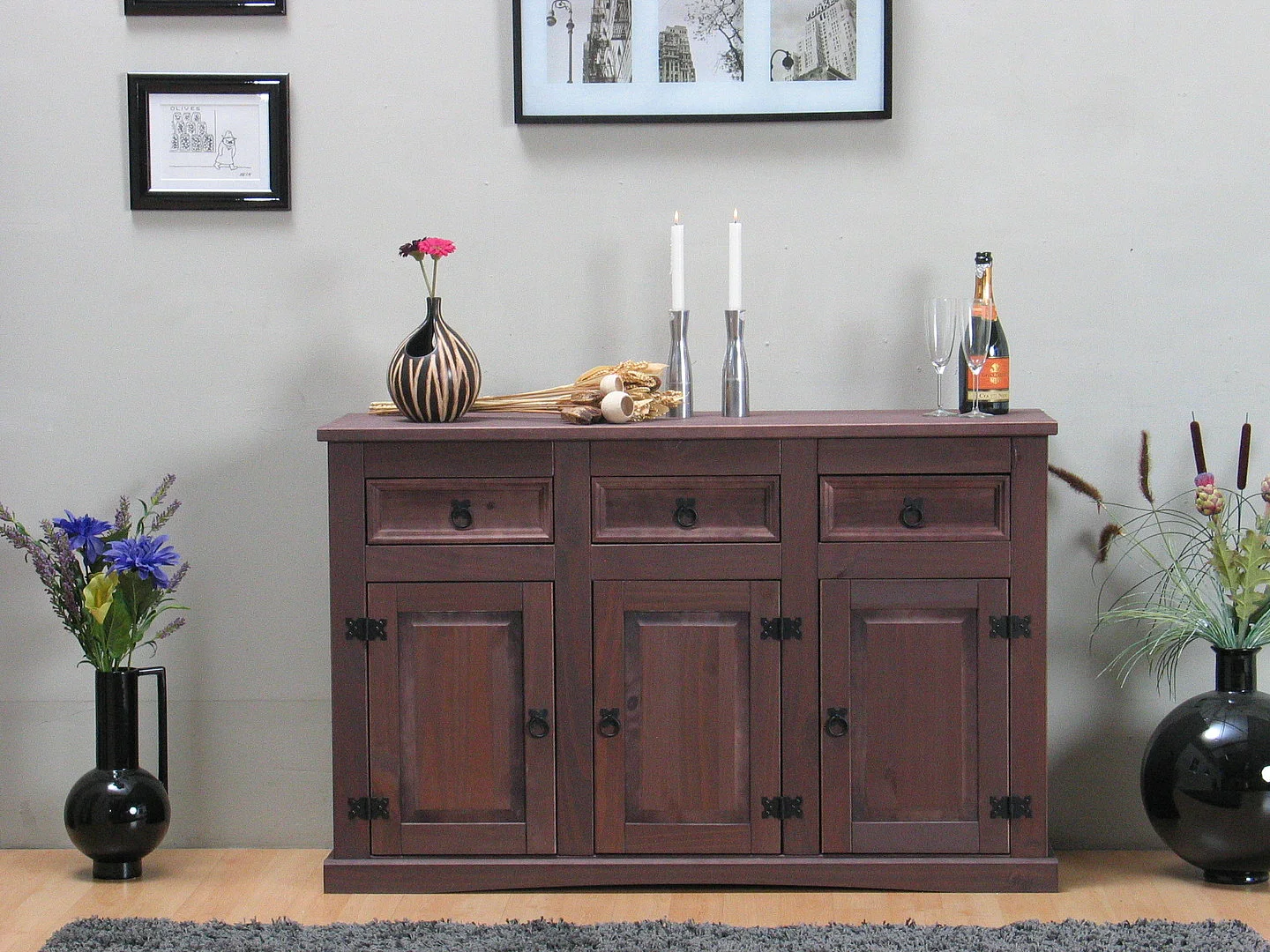 New Mexico Buffet, avec 3 tiroirs et 3 portes, largeur 132 cm, hauteur 84 cm, teinte/cire dans un style colonial.