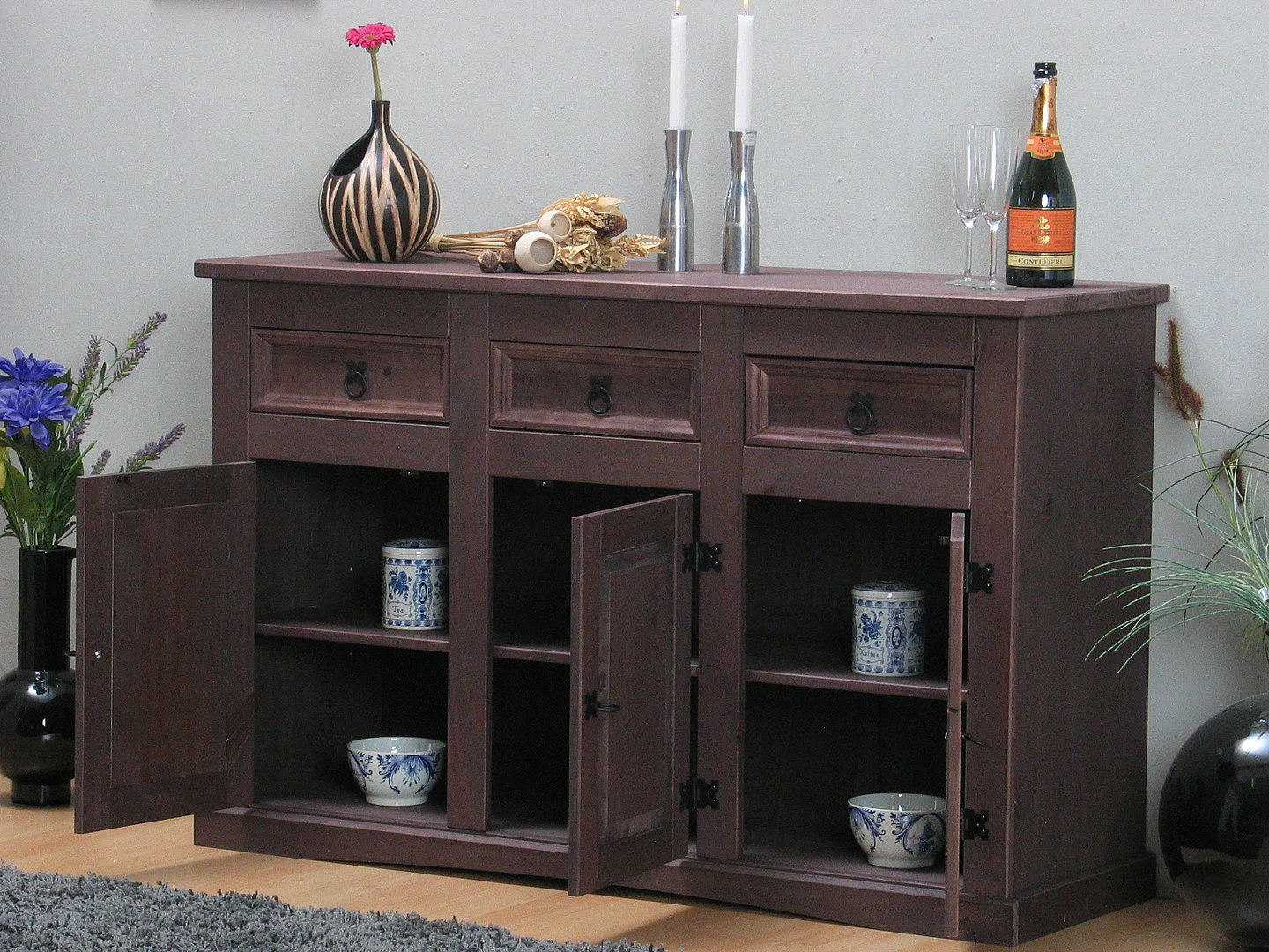 New Mexico Buffet, avec 3 tiroirs et 3 portes, largeur 132 cm, hauteur 84 cm, teinte/cire dans un style colonial.