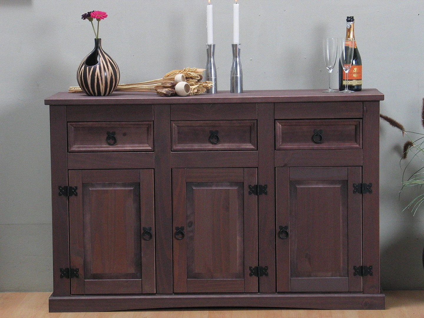 New Mexico Buffet, avec 3 tiroirs et 3 portes, largeur 132 cm, hauteur 84 cm, teinte/cire dans un style colonial.