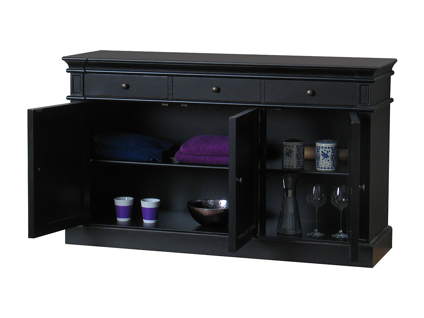 Amaretta Buffet vintage patiné noir, avec 3 portes et 3 tiroirs, largeur 142 cm, hauteur 86 cm.