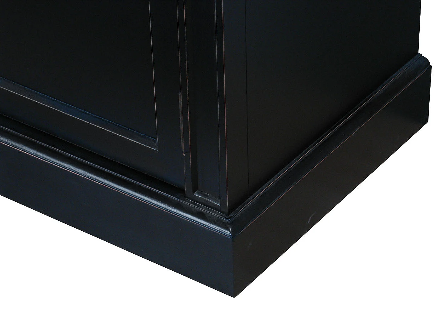 Amaretta Buffet vintage patiné noir, avec 3 portes et 3 tiroirs, largeur 142 cm, hauteur 86 cm.