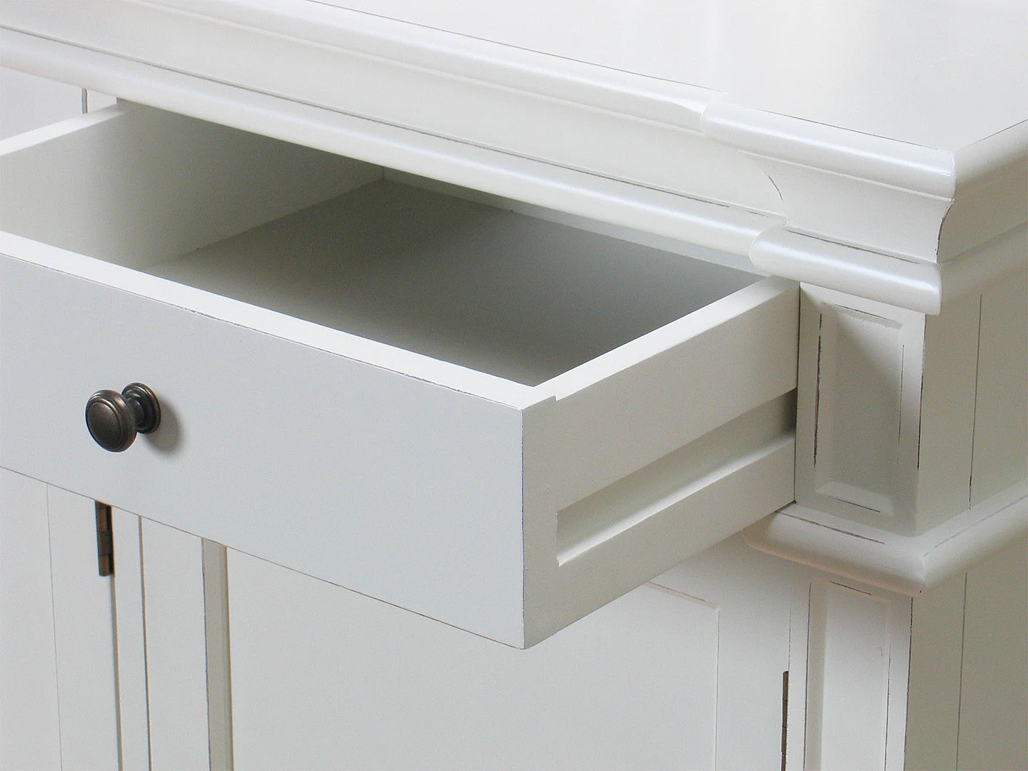 Amaretta Sideboard antik weiß, antik patiniert, mit 3 Türen und 3 Schubladen. Breite 142 cm, Höhe 86 cm.