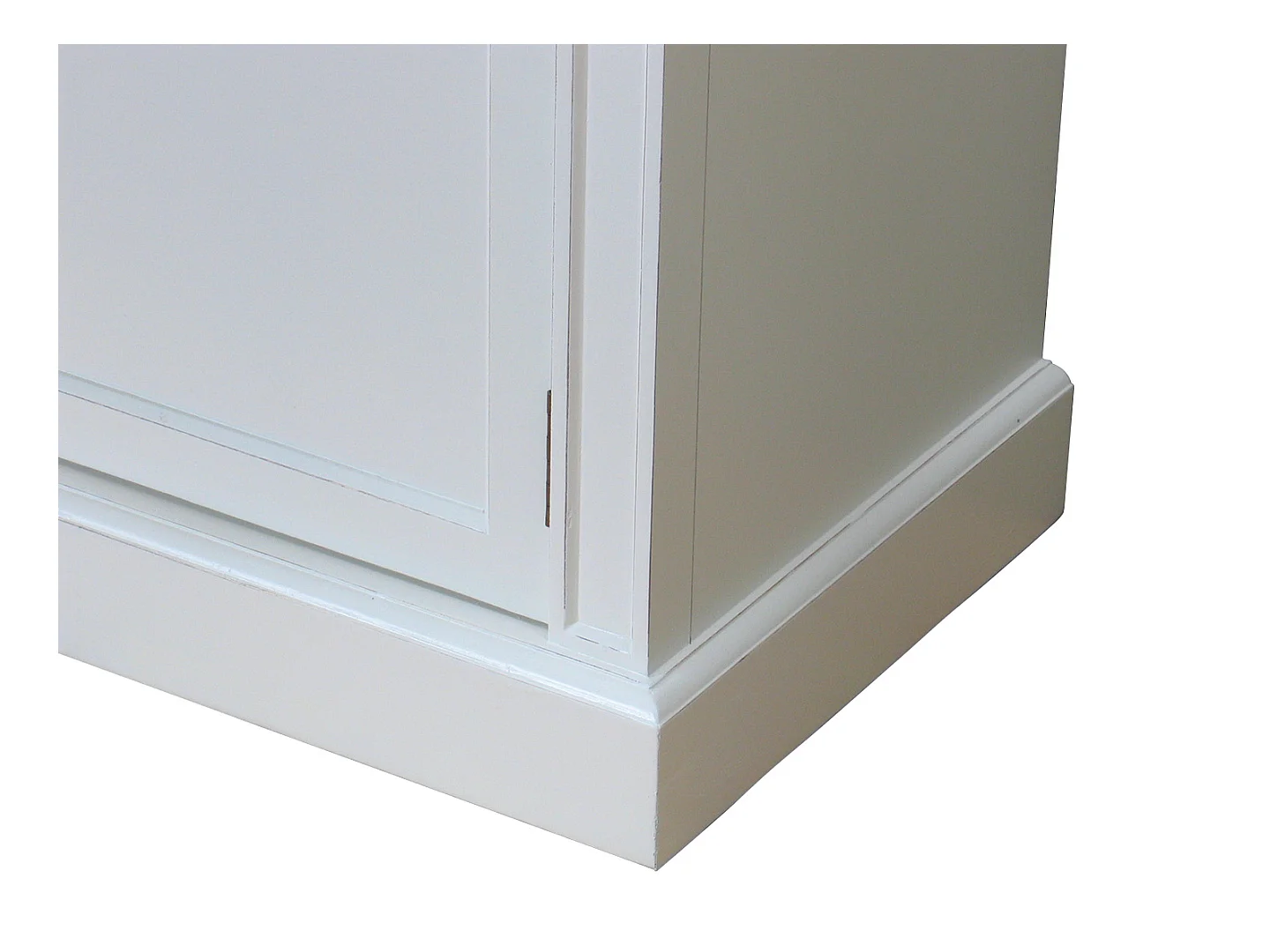 Amaretta Sideboard antik weiß, antik patiniert, mit 3 Türen und 3 Schubladen. Breite 142 cm, Höhe 86 cm.