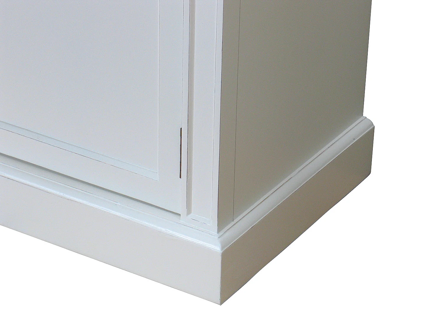 Amaretta Buffet vintage blanc, vintage patiné, avec 3 portes et 3 tiroirs, largeur 142 cm, hauteur 86 cm.