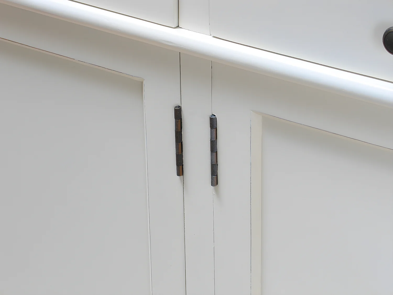 Amaretta Sideboard antik weiß, antik patiniert mit 4 Türen und 4 Schubladen. Breite 186 cm, Höhe 86 cm.