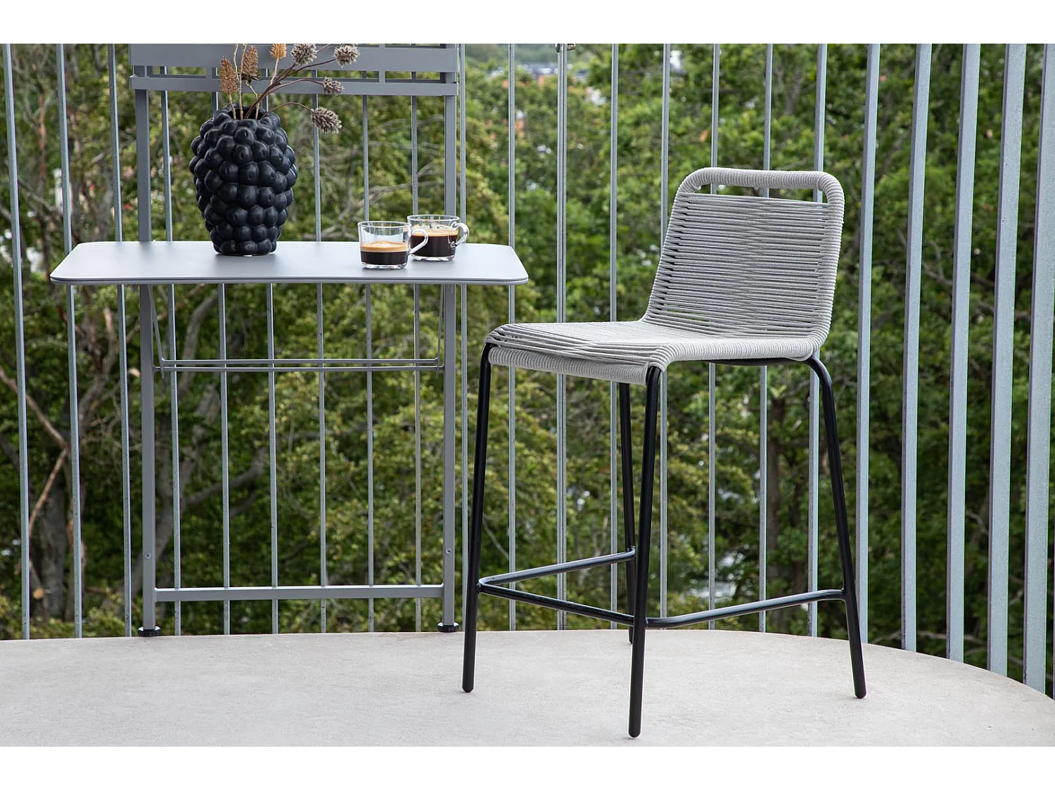 Lindos Garten Barhocker stapelbar hellgrau.