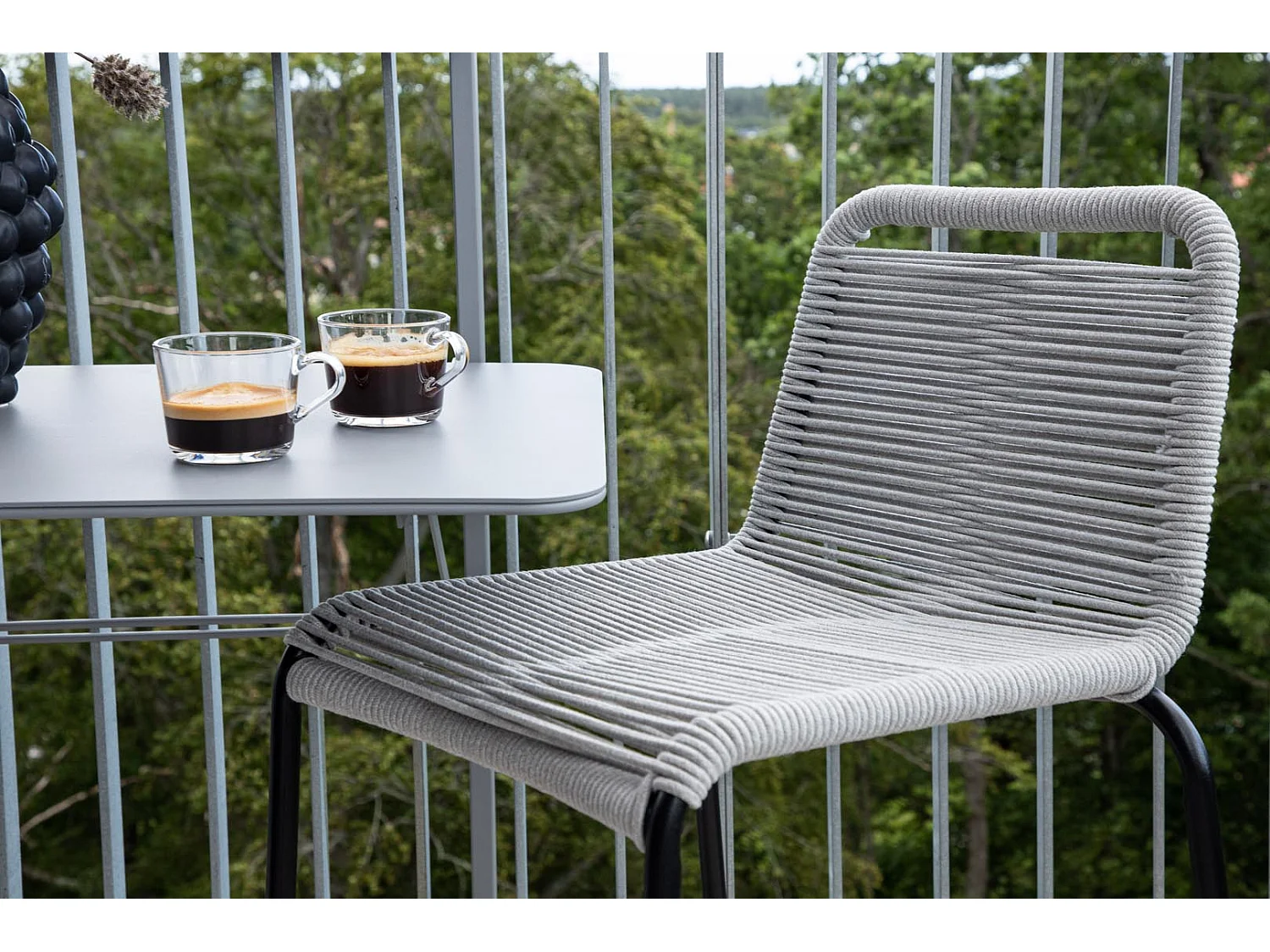 Lindos Garten Barhocker stapelbar hellgrau.