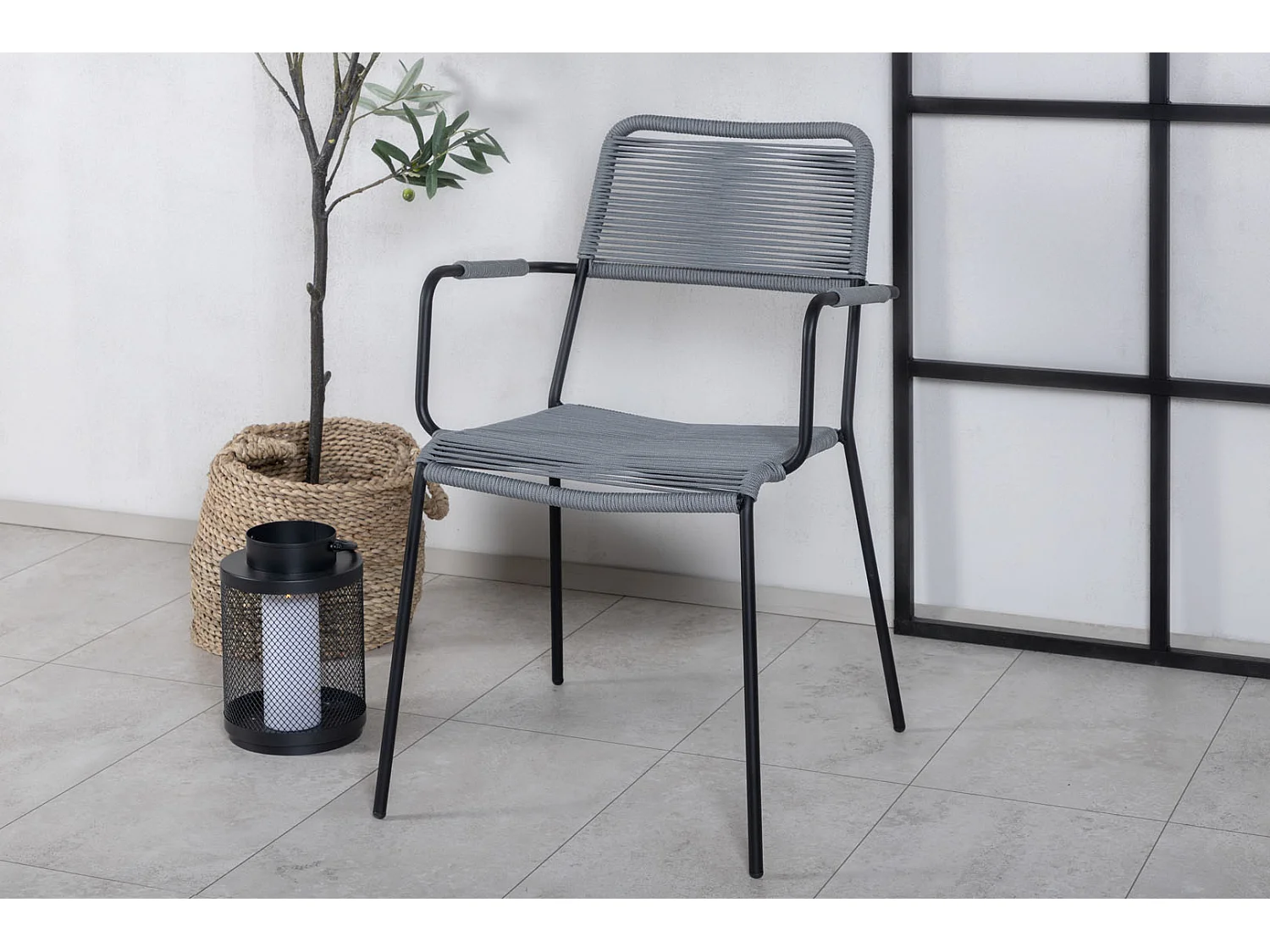 Lindos Gartenstuhl mit Armlehnen stapelbar schwarzgrau.