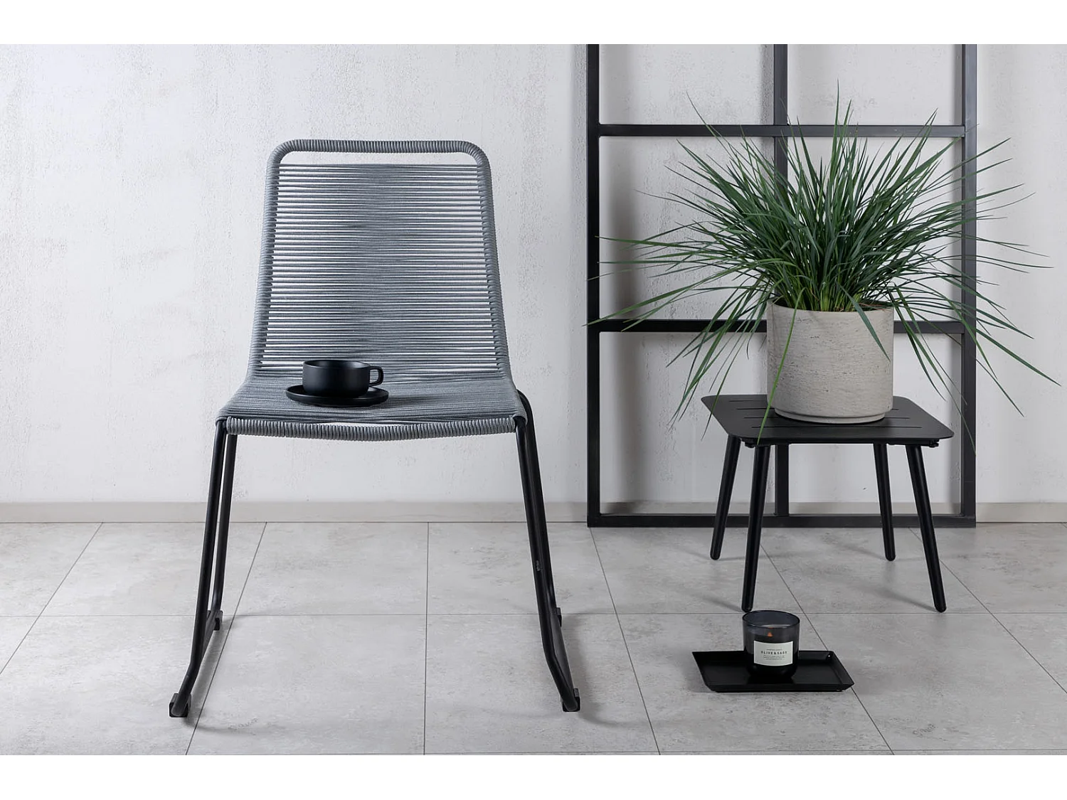 Lindos Gartenstuhl mit Armlehnen stapelbar schwarzgrau.