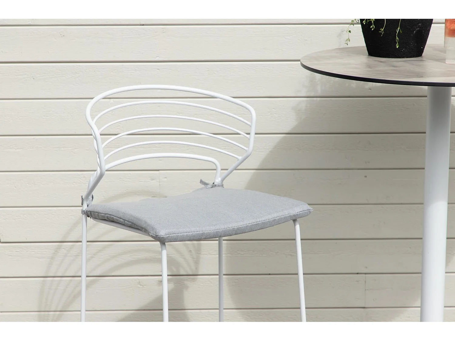 Milano jardin tabouret de bar avec coussin empilable blanc.