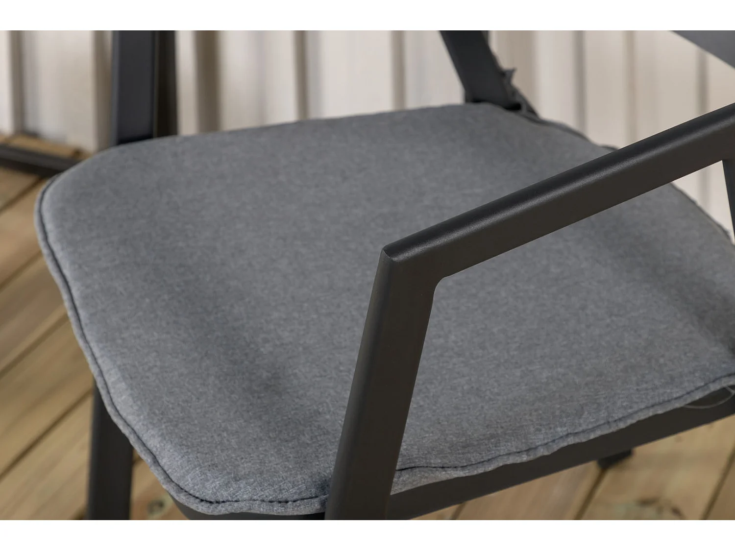 Slit tuinstoel incl. kussen, stapelbaar zwart.